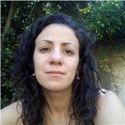 Profesora de quimica comparte sus conocimientos para ayudar a alumnos de 13 años en adelante
